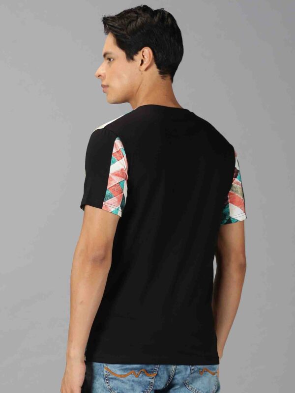 Men MultiColor Geometric Print Round Neck T-Shirt - Image 2