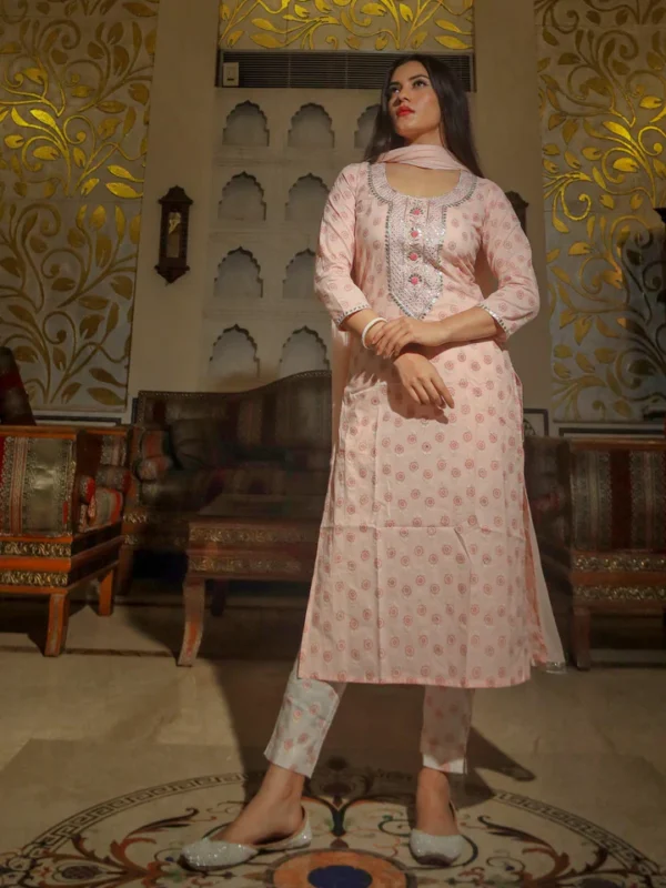 Divena Baby Pink Cotton Kurta Pant Set with Chiffon Dupatta - Image 3