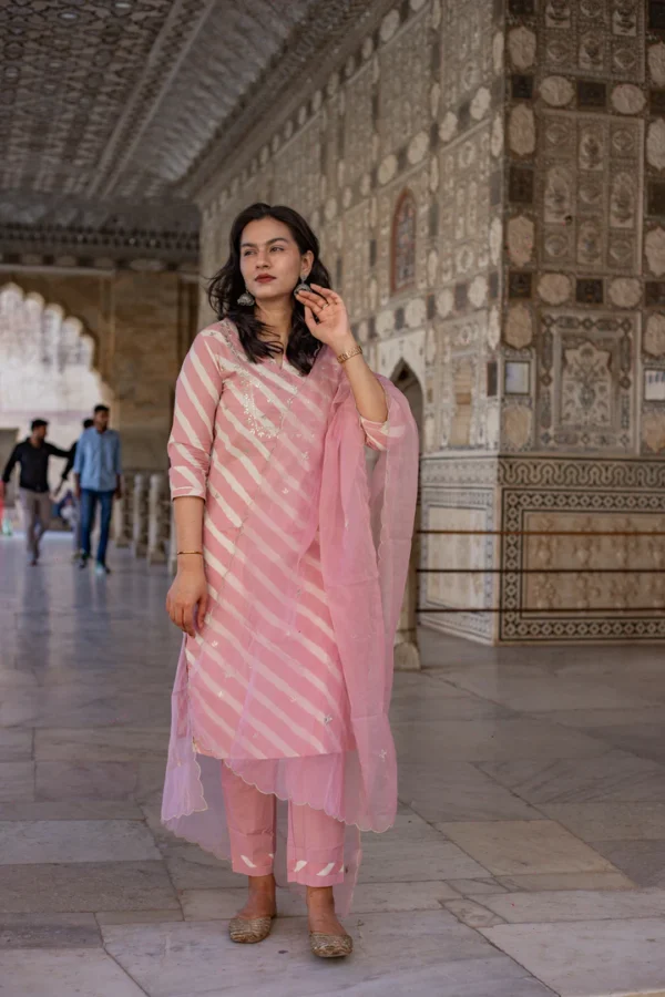 Divena Light Pink Leheriya Cotton Kurta Pant set With Organza Dupatta - Image 2