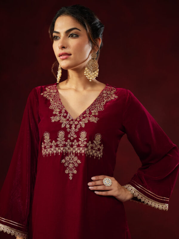 Janasya Women's Red Velvet Zari Yoke Embroidered Straight Kurta Set - Image 9