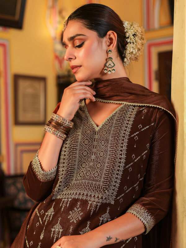 Janasya Women's Brown Velvet Embellished Gold Printed Straight Kurta Set - Image 6