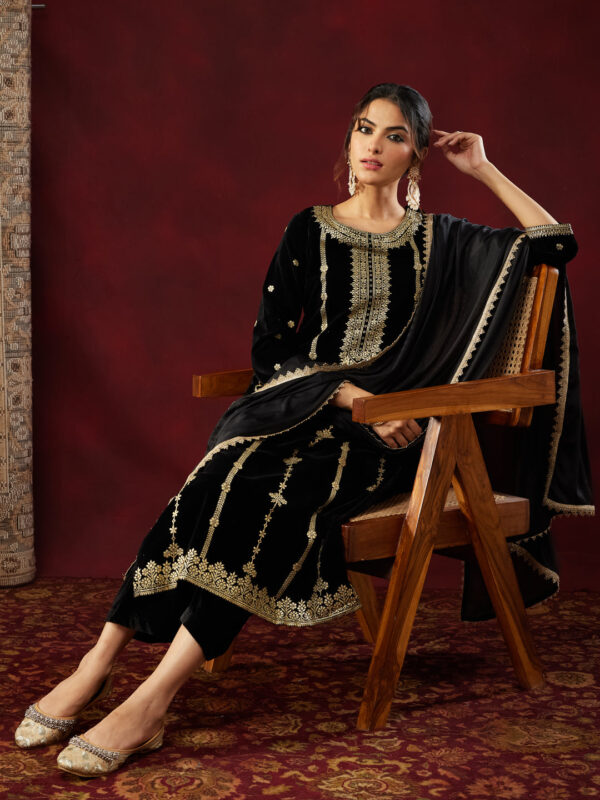 Janasya Women's Black Velvet Gold Foil Printed Straight Kurta Set - Image 3