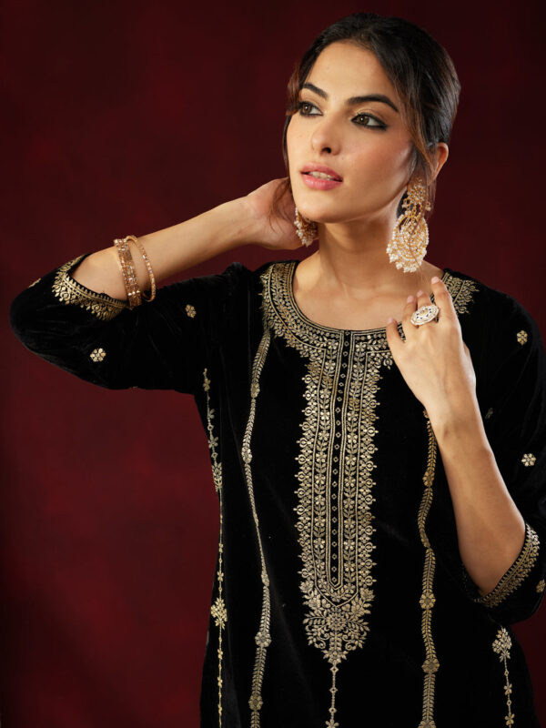 Janasya Women's Black Velvet Gold Foil Printed Straight Kurta Set - Image 6