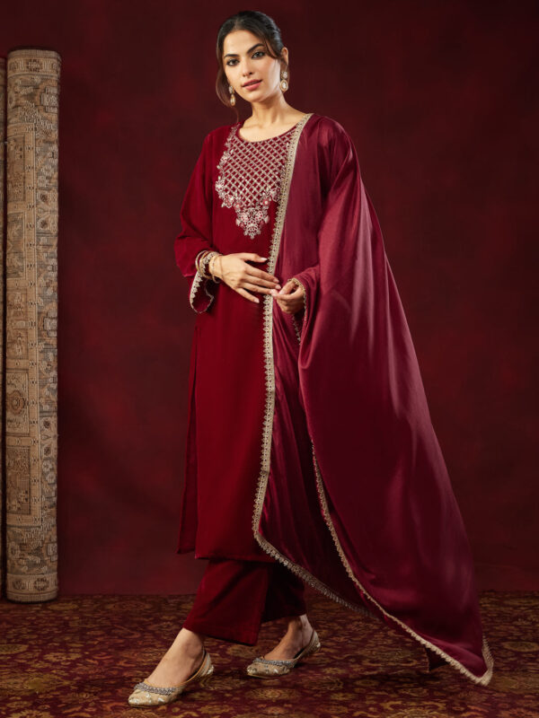 Janasya Women's Red Velvet Zari Yoke Embroidered Straight Kurta Set - Image 4