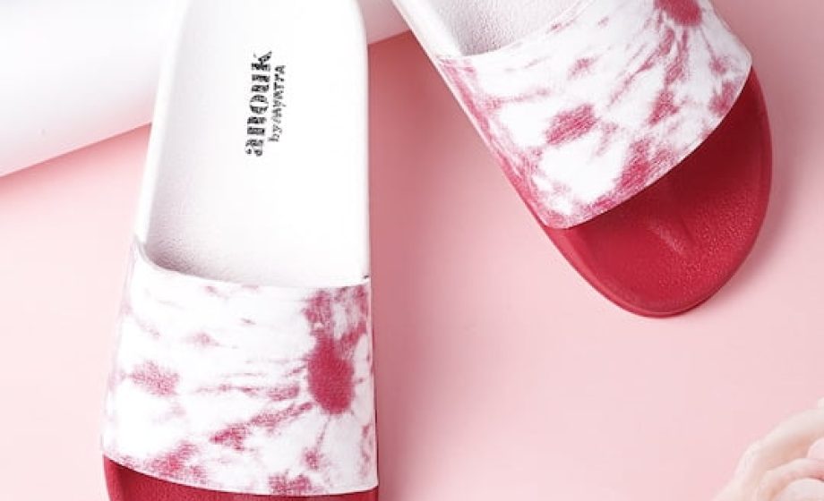 ccf8a9b3-a238-45c1-8831-9a59182b56e71618224608780-Anouk-Women-White-Pink-Printed-Sliders-1211618224608153-1.jpg